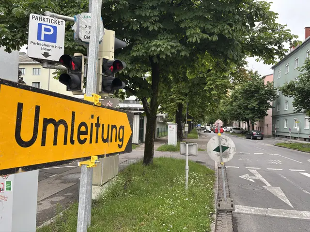 Vielerorts, so wie hier in der Gabelsberger Straße in Klagenfurt, kommt es aktuell zu Umleitungen und Verkehrsbehinderungen. | Foto: MeinBezirk.at/Stephan Fugger