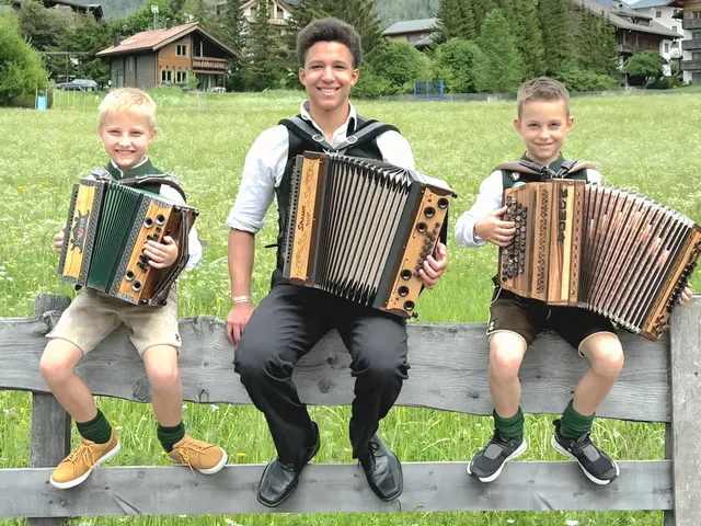 Drei Weizer Musikschüler nahmen in Südtirol an den Harmonika Welt- und Staatsmeisterschaften teil. Philip Pscheidt (2. v. l.) konnte sich dort unter anderem mit dem Vizeweltmeistertitel krönen.  | Foto: Andreas Breidler