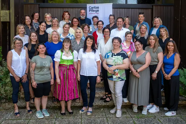 Aus Anlass von insgesamt 19 Dienstjubiläen gratulierten Caritas-Direktor Hannes Ziselsberger und Caritas Bereichsleiterin Karin Thallauer, Regionalleiterin Ost Manuela Klopf und Regionalleiter West Markus Lurger mit Pflegeleitungen Andrea Reiter und Birgit Rass zum 10 bzw. 20-jährigen Dienstjubiläum.  | Foto: Caritas St. Pölten / Karl Lahmer