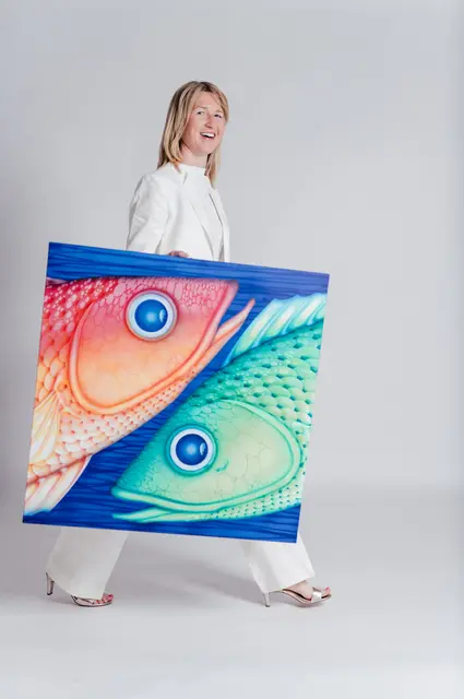 Judith Arbacher mit Gianni Marans Werk »The dance of the moon«, dem Covermotiv ihres neuen Liebesromans. | Foto: belotus.at