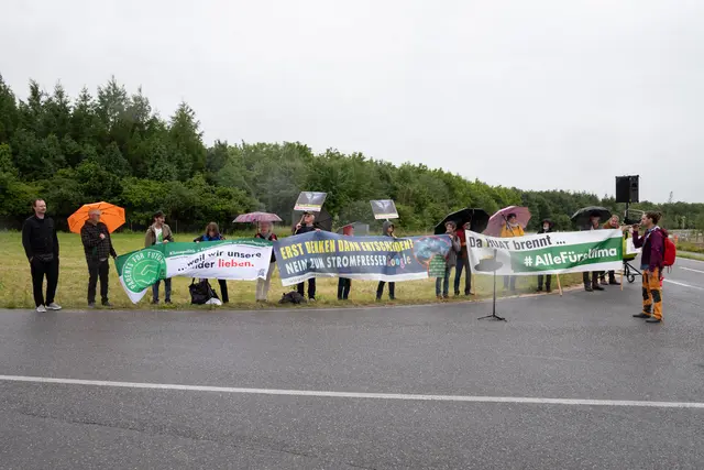 Demonstranten bei der Kundgebung in Kronstorf gegen das geplante Google-Rechenzentrum.
 | Foto: Solidarwerkstatt