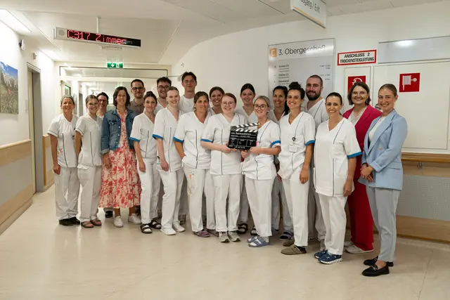 Die Studierenden beim Start in die einwöchige Vorbereitungsphase – mit Josefa Höller (Stationsleitung C3), Alexandra Göttlich und Astrid Rohringer, Pflegedirektorin Sandra Wallner und Praxiskoordinator Dietmar Boldt (1.-5. v.l.) sowie Direktorin Agnes Wimmer und Isabella Onz von der Kardinal Schwarzenberg Akademie (2. und 1.v.re). | Foto: KSK/Mayerosch