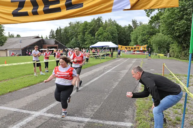Karin Kolleritsch (Sonnenwald GmbH) und Sebastian Hinterholzer (Lebenswelten Steiermark) beim 25 Meter-Lauf | Foto: Barmherzige Brüder