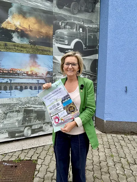 Bürgermeisterin und Kulturreferentin Ines Schiller mit dem Plakat zum zweiten Bad Ischler Kulturtag vor dem Feuerwehrmuseum in der Kaiser-Franz-Josef-Straße.  | Foto: Stadtgemeinde Bad Ischl