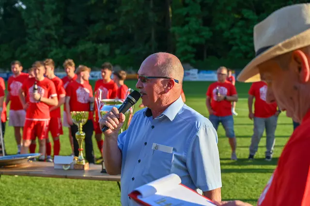 Im Rahmen der Meisterehrung würdigte Gruppenobmann Karl Krippel die Leistungen des SV Manhartsberg. | Foto: Reinhard Gerstorfer