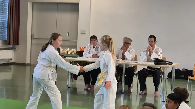 Die Kinder stellten sich der Prüfung und dürfen nun einen neuen Gürtel tragen.