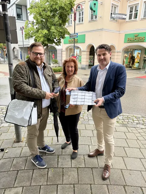 Bei einer Verteilaktion verteilten Haffer und Zarits Spielpläne für die WM. | Foto: ÖVP Mattersburg