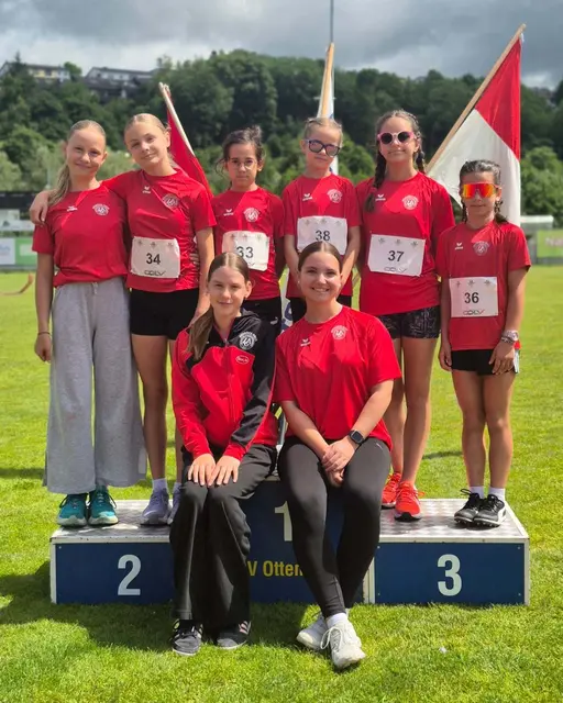 Foto LAG: Trainerin Elena Boubenizek mit dem LAG-Nachwuchs