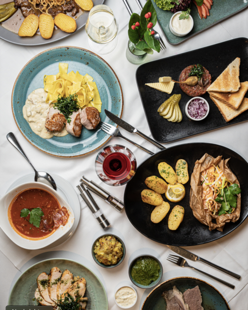 Besonders bekannt ist das Restaurant für ihr gegrilltes Hausschnitzel im Speckmantel. | Foto: Leopoldauerhof