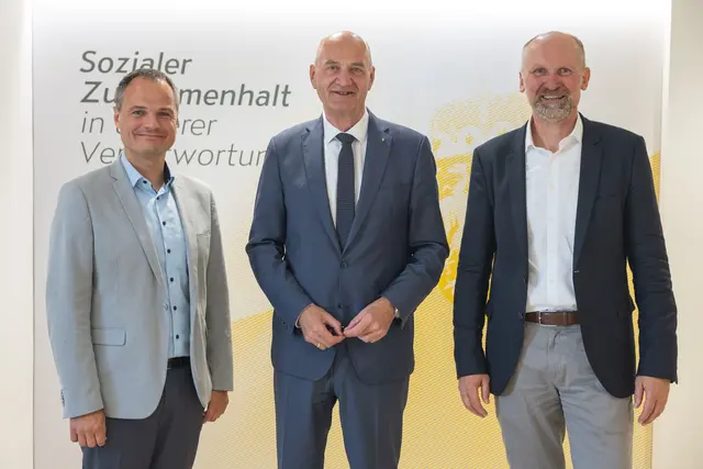 Das Land Oberösterreich setzt auch im nächsten Jahr seine Ausbildungsoffensive im Bereich der Betreuung und Pflege fort. v.l.: Univ.-Prof. Stefan Oppl (Geschäftsführer des BFI OÖ), Sozial-Landesrat Christian Dörfel und Wolfgang Bayer, (Geschäftsführer der Wolfgang Bayer Beratung GmbH). | Foto: Land OÖ/Kauder
