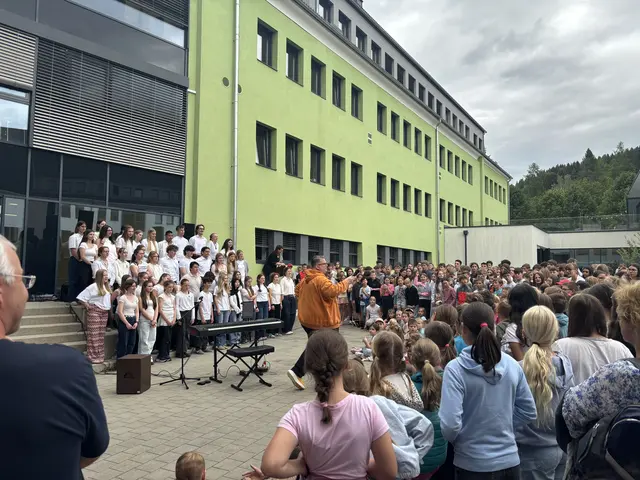 Aufmerksame Zuhörer. Die Tamsweger Schülerinnen und Schüler mit Lehrern