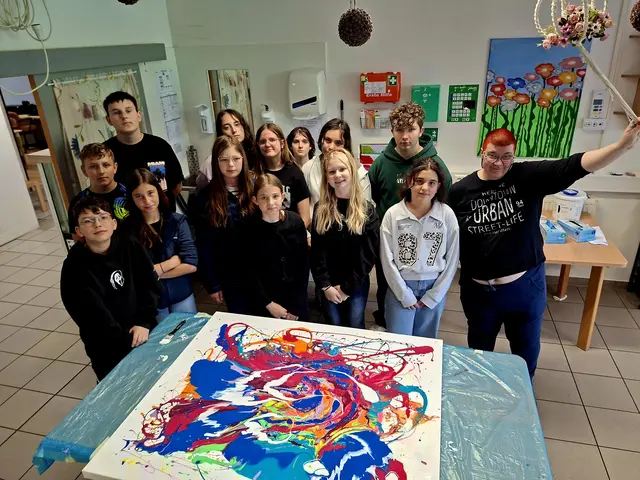 Gemeinsam mit einer Bewohnerin wurde ein buntes Schüttbild gestaltet. © MS Voitsberg, Johanna Plos. | Foto: MS Voitsberg/Johanna Plos