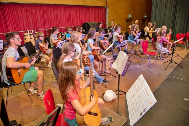 In Ensembles, Orchester oder als Solisten zeigen Liebochs Musikschüler beim Sommerkonzert ihr Können.   | Foto: privat