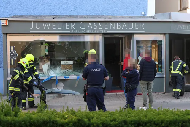 Die Auslage des Vorchdorfer Juweliers wurde mit einem Kleinbus gerammt. | Foto: laumat/Matthias Lauber