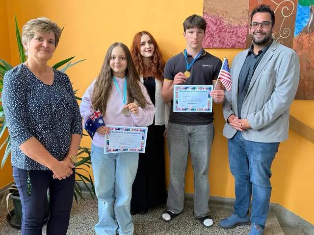 Englischkoordinatorin Dipl. Päd. Renate Kaisergruber, Schülerin Daria Vujic, Prof. Selina Reizner, Schüler und Schulsprecher Matthias Grosan, Dir. Stefan Scheiblecker | Foto: NÖMS Hainfeld