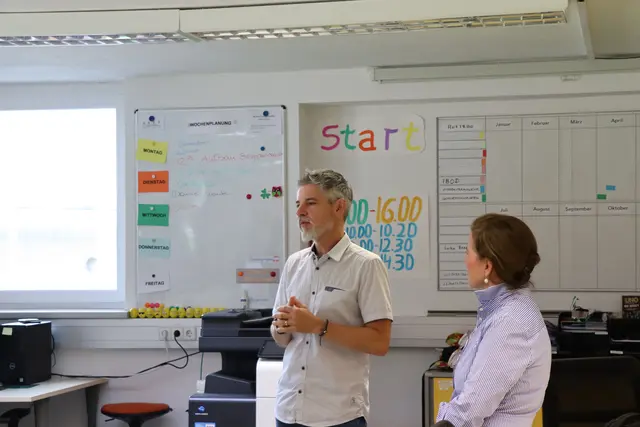 Beim Rundgang durch die Werkstätten erhielten die Besucherinnen und Besucher einen Einblick in den Arbeitsalltag der Teilnehmerinnen und Teilnehmer. Im Bild: Jens Stollberg (Wirtschaftliche Leitung ARTIS Unterland)  | Foto: Martina Obertimpfler 