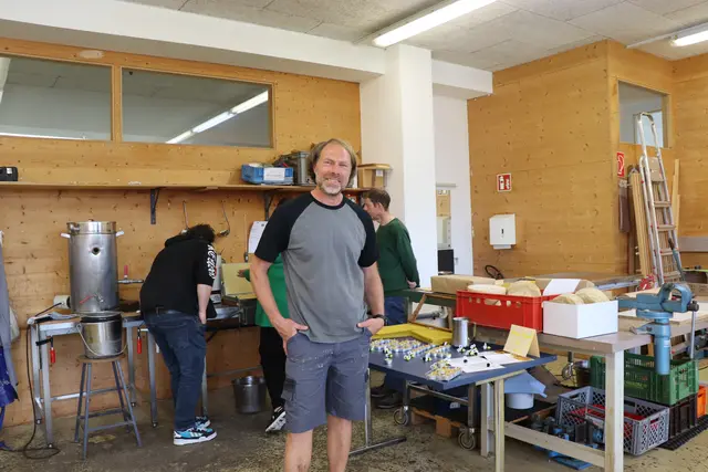 Stefan Haas (Arbeitstrainer Mobil) zeigte den Besucherinnen und Besuchern, die Vielfalt der Aufgabenbereiche im Arbeitsbereich ARTIS Mobil.  | Foto: Martina Obertimpfler 