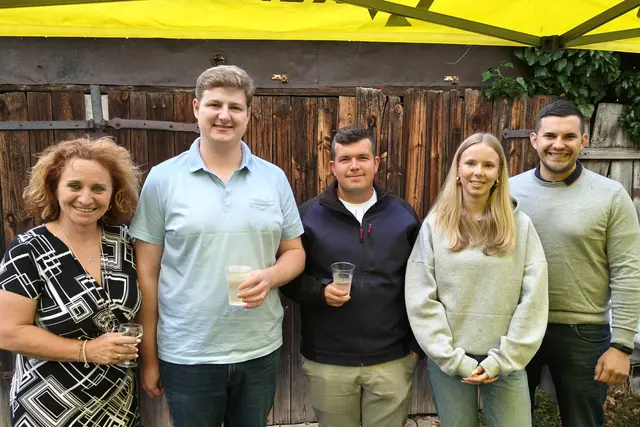 Vizebürgermeisterin Monika Teubenbacher-Schriefl, Landesobmann Daniel Heintz, Daniel Dafanek, Johanna Rauchbauer und Bezirksobmann Wolf Steinhäusl beim Spritzerstand. | Foto: JVP Müllendorf