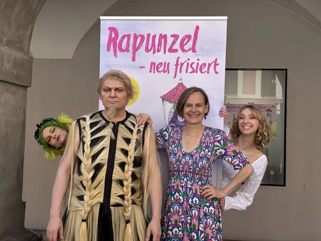 Laden zu "Rapunzel - neu frisiert": Intendantin Nina Blum (3. v. l.) mit Eva Prosek (l.), Patrick Weber und Lena Prokop