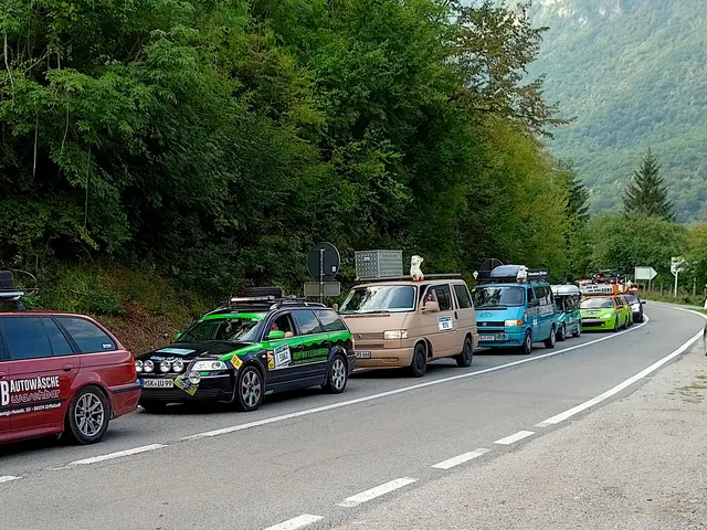 Eine Karavane aus alten Autos zieht durch das Murtal.
