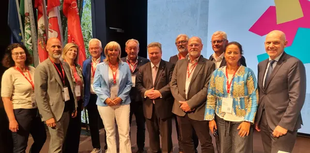 Sonja Starchel (Neusiedl am See), Hannes Schmid (Frauenkirchen), Nicole Werdenits (Neusiedl am See), Gerhard Weil (Bruck an der Leitha), Elisabeth Böhm (Neusiedl am See), Dieter Posch (Neudörfl), Michael Ludwig (Wien), Wolfgang Daniel und Wolfgang Kovacs (Parndorf), Thomas Steiner (Eisenstadt), Judith Siber-Reiner (Neusiedl am See) und Thomas Weninger.  | Foto: Österreichischer Städtebund