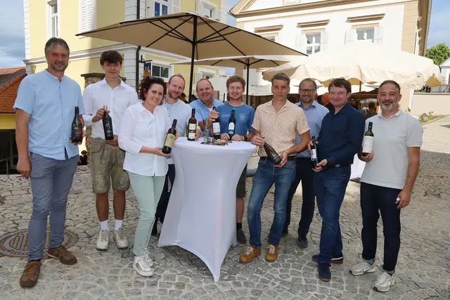 Die Stradener Winzer und die Winzerin präsentierten am Himmelsberg ihren Grauburgunder. 