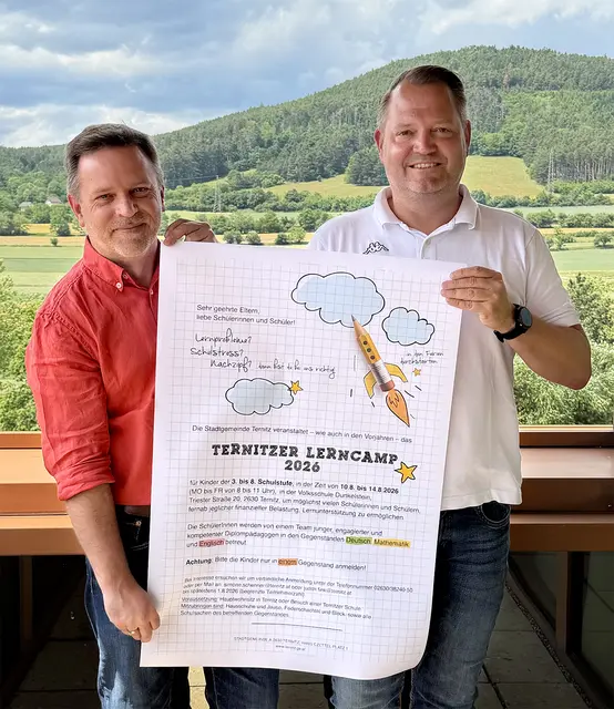 Bgm. Christian Samwald und Schulstadtrat Michael Riedl freuen sich, dass Ternitz auch 2026 das Gratis-Lerncamp anbieten wird. | Foto: Stadtgemeinde Ternitz