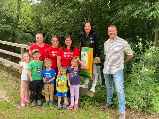 Vlnr. Kinderfreunde-Mitglieder Karoline Löhner und Katharina Schmidt, die Kinderfreunde-Obfrau von St. Florian am Inn, Christine Staif, Margareta Untner als Vorstandsmitglied der Clean4tler OÖ, sowie der Umweltausschuss-Obmann Dr. Florian Hosiner und den engagierten Kindern der Kinderfreunde St.Florian am Inn.