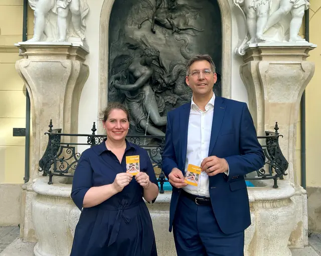 Bezirksvorsteher Markus Figl und die Kinder- und Jugendbeauftragte Alice Gimbel (beide ÖVP) präsentierten "Innere Stadt spielt" , das vor allem kostengünstige Angebote sichtbarer machen soll.
 | Foto: BV1