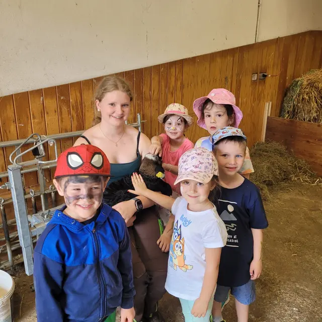 Liebevoll und vorsichtig streichelten die Kinder das kleine Lamm.