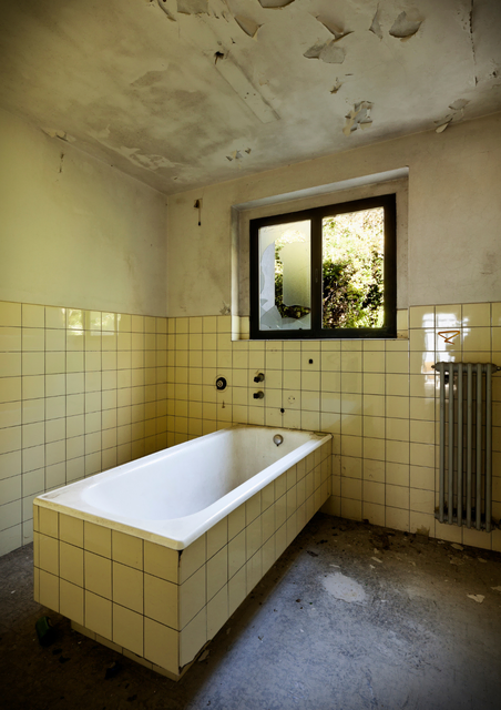 Altes, kaputtes Badezimmer