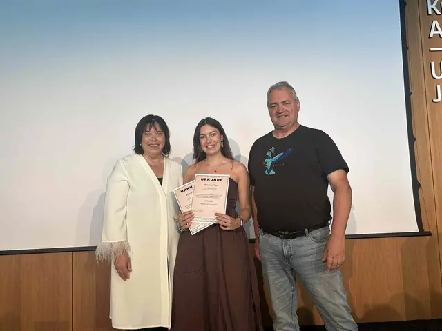 Agnes Totter, Theresa Kelz von der Mittelschule Kirchberg an der Raab und Bernard Wieser