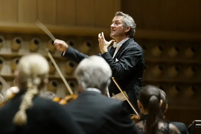 Markus Poschner dirigiert das Brucknerorchester. | Foto: Reinhard Winkler