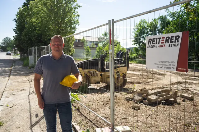 Bürgermeister Christian Samwald bei der Baustelle: Der Abbruch ist vorbei. Nun geht's an den Neubau. | Foto: Santrucek