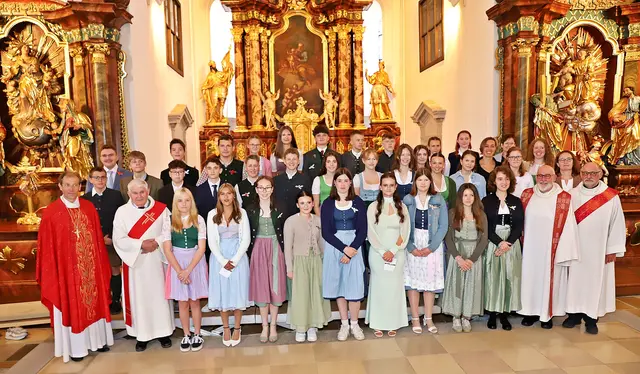 Die 32 Ebenseer Firmlinge mit Gratulanten und kirchlichen Vertretern. | Foto: Hörmandinger