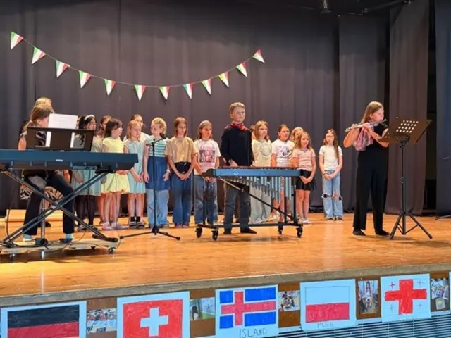 Den krönenden Abschluss bildete eine mitreißende Präsentation mit Tänzen und Liedern – darunter ein schwungvoller Irish Stomp, der für große Begeisterung sorgte. | Foto: VS