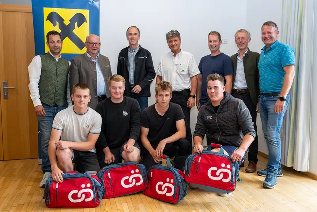 Fachkoordinator Landtechnik Günther Huemer, Landesschulinspektor Johann Plakolm, Wolfgang Winkler, Österreichische Hagelversicherung, Johann Dick Lagerhaus Technik-Center, Gerald Kammerhuber Lagerhaus Traunviertel, Direktor Martin Faschang, Landtechniklehrer Thomas Bimminger, Julian Windischbauer, Felix Ehrenhuber, Paul Kreuzhuber, Fabian Schaupp | Foto: Franz Braunsberger