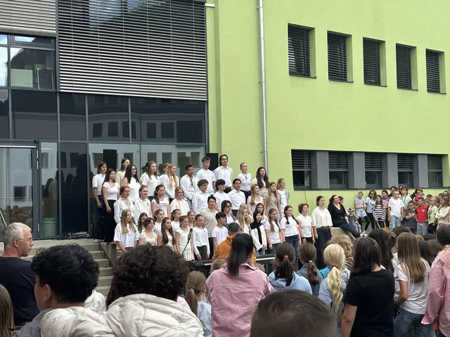 Schulchor des Lothar-Meyer-Gymnasiums aus Varel im Hof des Schulzentrums Tamsweg