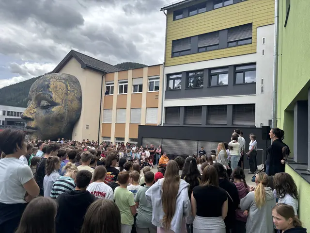 Aufmerksame Zuhörer. Die Tamsweger Schülerinnen und Schüler mit Lehrern
