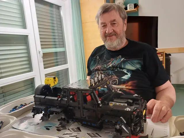 Wolfgang Millert beim Bauen eines LEGO Technik-Modells.  | Foto: PBZ Raabs/Thaya