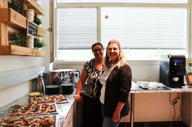 v.l. Brigitte Müller (Arbeitstrainerin Kuchl) und Lisa Ranacher (Therapeutische Trainerin Kuchl) in der Kaffeteria  | Foto: Martina Obertimpfler 