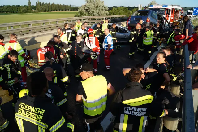 Unter besonders realistischen Bedingungen trainierten die Feuerwehren Göllersdorf und Sierndorf gemeinsam mit dem Roten Kreuz den Ernstfall auf der Weinviertler Schnellstraße (S3).  | Foto: AFK Hollabrunn (Tüchler)