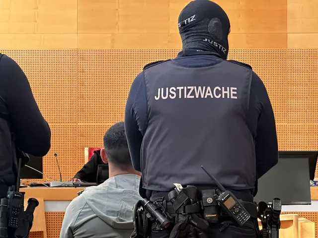 Unter höchstem Sicherheitsaufgebot begann heute der Prozess rund um Bankomatsprengungen und andere Delikte. Vier mutmaßliche Bandenmitglieder sitzen auf der Anklagebank. | Foto: MeinBezirk