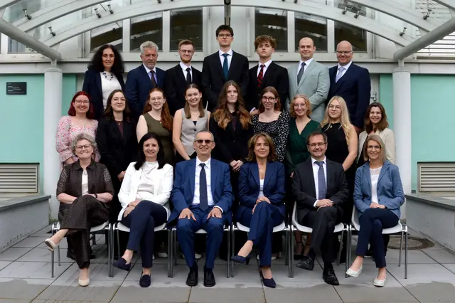 Die Absolventen der 5AK mit ihren Lehrern, Klassenvorständin Claudia Diesner-Peternel und Direktor Rudolf Mayer | Foto: HAK Waidhofen/Thaya