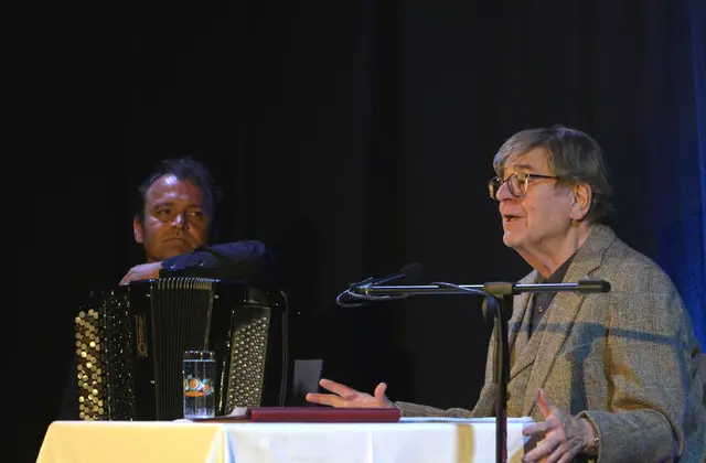 Erwin Steinhauer mit seinem Programm "Ganz im Ernst!" begleitet von Andrej Serkov am Akkordeon | Foto: Innvideo.at/Butter