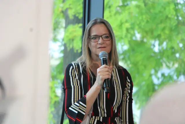 Vereinsobfrau der Kunstschule Weiz Anita Buchgraber zeigte sich von den Werken beeindruckt. | Foto: Josef Hofmüller