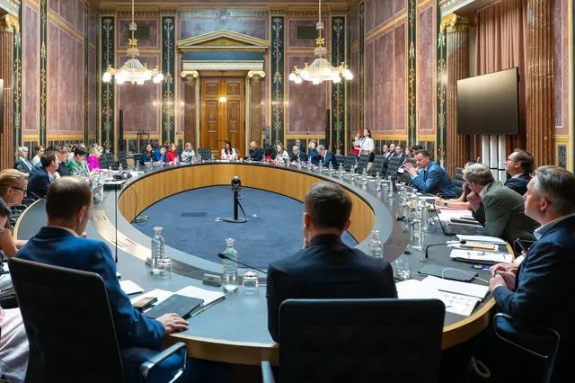 Die zwischen Bozen und Rom ausverhandelte Autonomiereform Südtirols stand im Zentrum des ersten Teils des Außenpolitischen Ausschusses.  | Foto: Parlamentsdirektion/Buchner