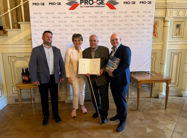 Gewerkschaftsmitglieder wurden für 25- bis 75-jährige Mitgliedschaften ausgezeichnet. PRO-GE Regionalvorsitzender Christoph Schlatte, stv. PRO-GE Bundesvorsitzende Elfriede Schober, Walter Jantschgi und PRO-GE Landesgeschäftsführer Gernot Kleißner (v.li.). | Foto: PROGE