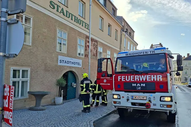 Die Feuerwehr vor dem Stadthotel | Foto: FF Waidhofen/Thaya