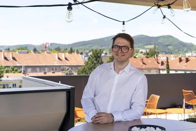 Geschäftsführer Christian Glotz freut sich auf die Neueröffnung. Das Familienunternehmen ist seit fast 100 Jahren eine feste Adresse im Bezirk. | Foto: &Social